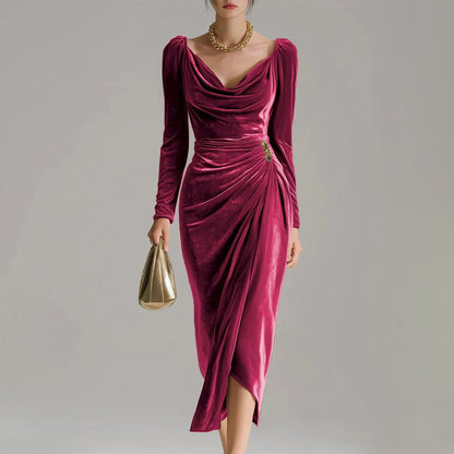 Robe à manches longues avec col, froncée et fendue