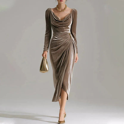 Robe à manches longues avec col, froncée et fendue