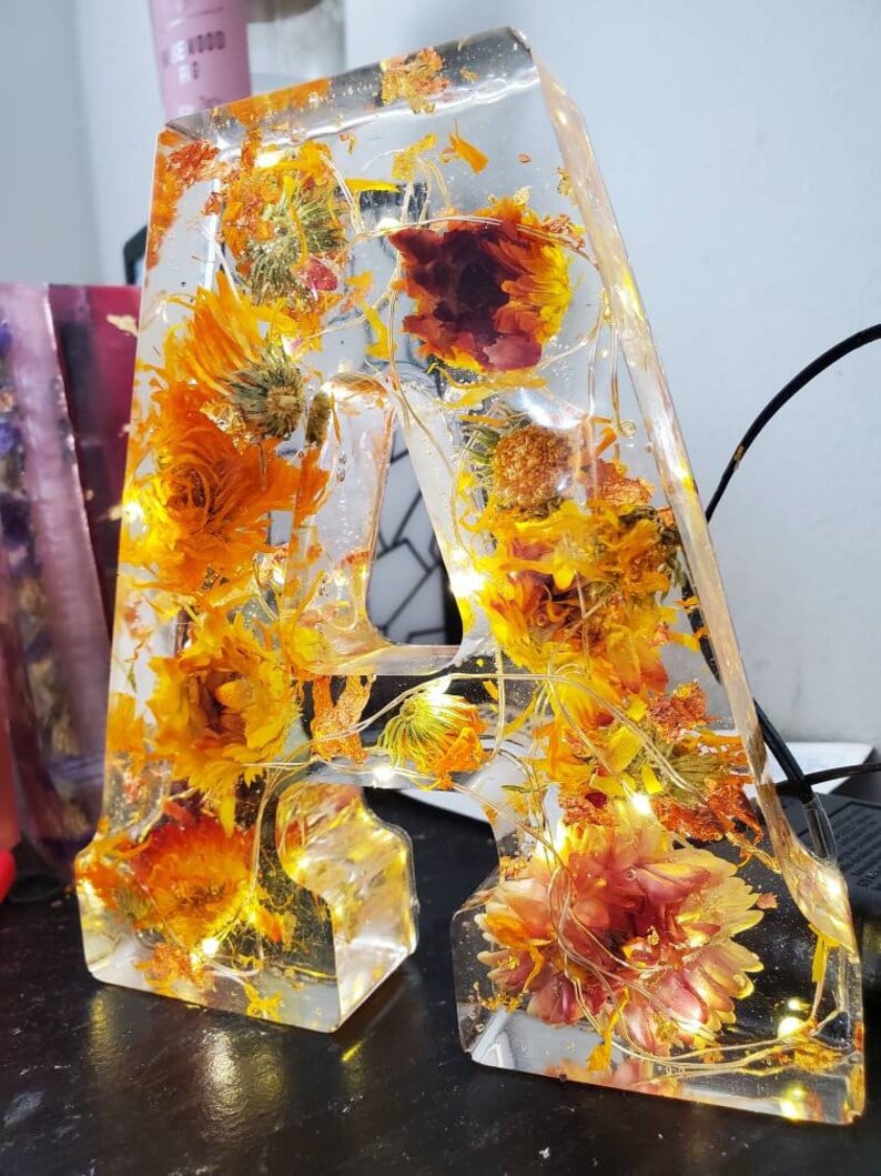 Lettres artisanales en résine florale LED