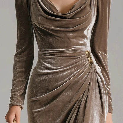 Robe à manches longues avec col, froncée et fendue