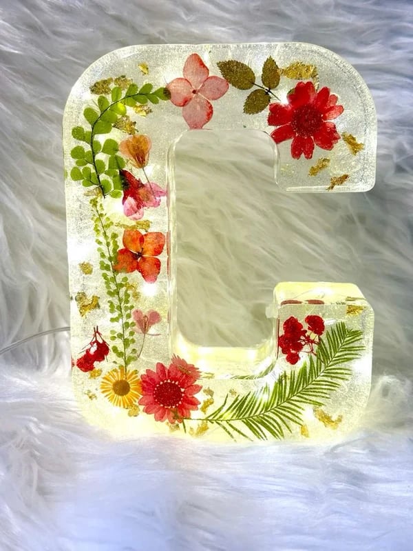 Lettres artisanales en résine florale LED