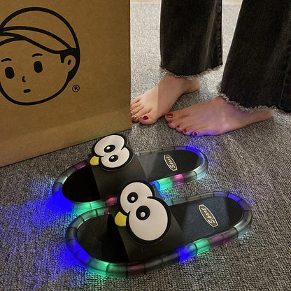 Chaussons mignons avec motifs de dessins animés lumineux