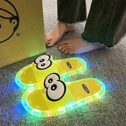 Chaussons mignons avec motifs de dessins animés lumineux
